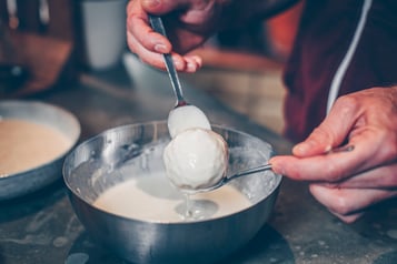 Arancini-in-Ausbackteig-geben