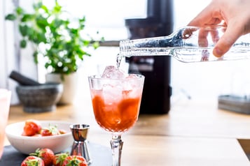Gin Fizz Mit Sodawasser Auffuellen