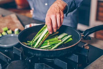 Gruenen Spargel Anbraten Step