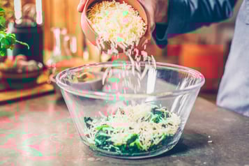 Mozzarella-mit-Spinat-und-Artischocken-vermengen