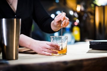 Drink mit einem Barlöffel umrühren