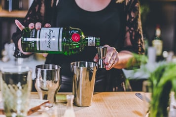 Gin mit dem Jigger abmessen