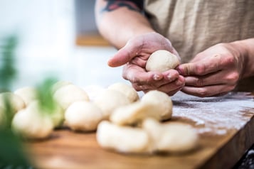 Teig für Berliner in kleine Kugeln portionieren