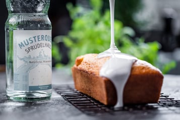 Zitronenkuchen aus der Kastenform wird mit Zitronenguss bedeckt.