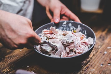 Fleischwurst unterheben