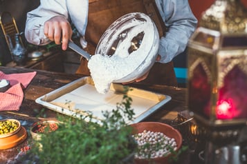Halva Mit Gehackten Pistazien Und Rosa Pfeffer Masse Auf Blech Verteilen