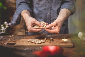 Knaeckebrot In Stuecke Brechen