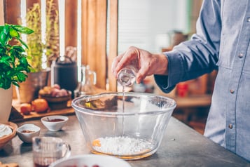 Wasser-in-eine-Schale-geben