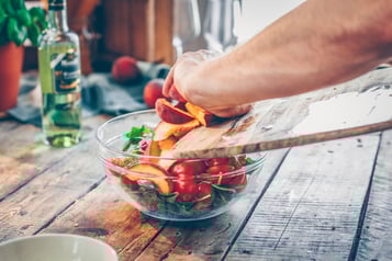 Salatzutaten Vermengen