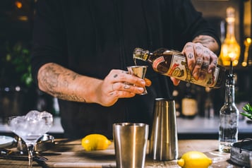 Zutaten für den Side Car in den Cocktailshaker geben