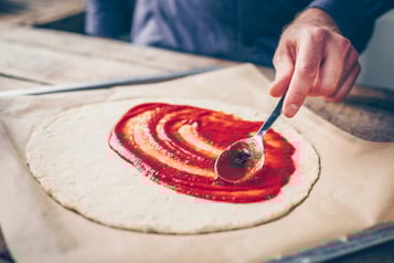 Calzone Mit Spinat Und Mozzarella Teig Mit Tomate Bestreichen