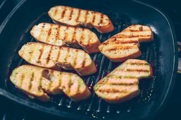 Brot wird in einer Grillpfanne für Bruschetta Salsiccia angeröstet