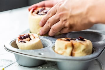 Hefeschnecken in die Muffinform setzen