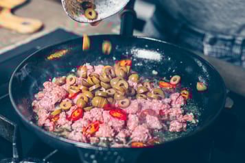 Salsiccia für Bruschetta Salsiccia anbraten und andere Zutaten hinzugeben