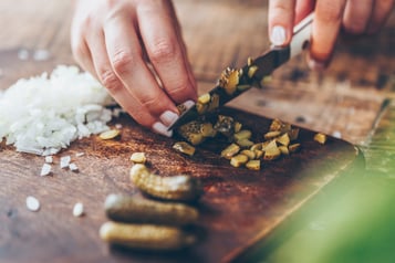 Deutsche Frühlingsrollen Mit Senf Dip Cornichons Würfeln