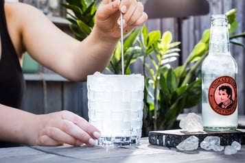 Drink mit einem Barlöffel umrühren