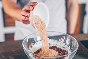 Saftiges Eiweißbrot Kleie In Die Schüssel Geben