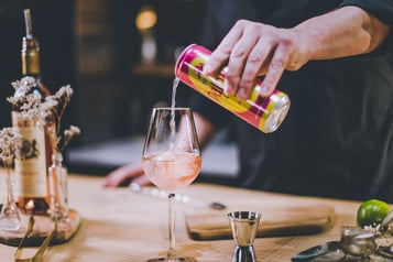 Mit der Grapefruit Limonade auffüllen