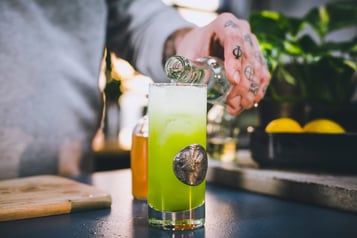 Die Rucola-Limonade wird mit Sodawasser aufgefüllt.