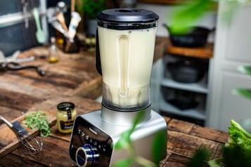 Suppe in einem Standmixer fein pürieren.