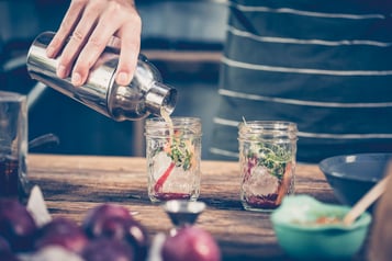 Aprikosen Pflaumen Cocktail Mit Whiskey Drink In Gläser Füllen