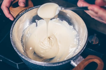 Weiße Schokolade für Crema pasticcera in Schüssel schmelzen