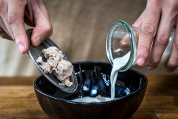 Hefe-Milch-Gemisch in einer Schüssel anrühren