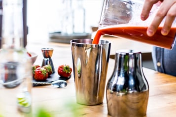 Erdbeersaft In Shaker Fuellen