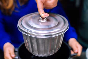 Puddingform In Topf Stellen