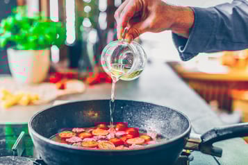Kirschtomaten-in-Pfanne-mit-Weißwein-ablöschen