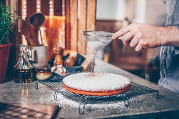 Puderucker über Torta all'arancia stäuben