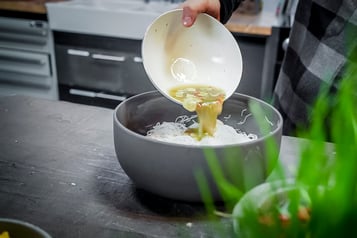Sauce wird über die Glasnudeln gegeben