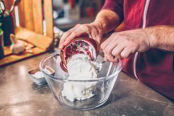 Mascarpone für Lebkuchen-Tiramisu wird in eine Glasschüssel gegeben