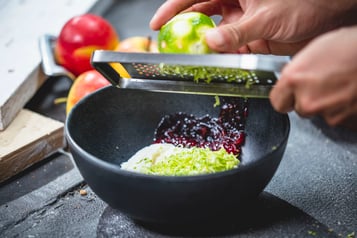 Limette für Dip reiben
