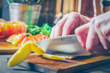Scamorza wird für Pomodori ripieni geschnitten