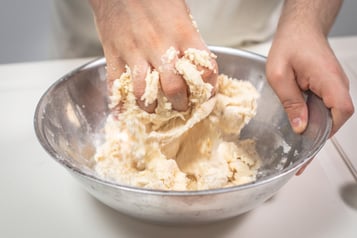 Zutaten-zu-einem-glatten-Teig-kneten