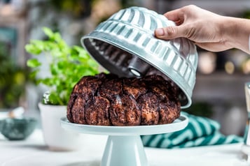Monkey Bread wird aus der Gugelhupf Form auf eine Tortenplatte gegeben.