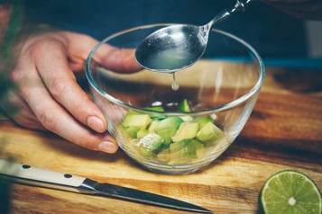 Avocado und Limettensaft