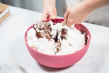 Zutaten unterheben für die Eierlikörtorte
