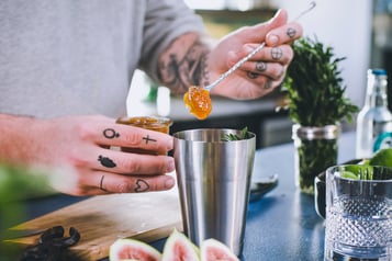 Feigenkonfitüren und restliche Zutaten außer das Sodawasser mit in den Shaker geben.