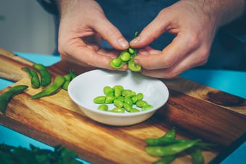 Edamame aus Schale lösen