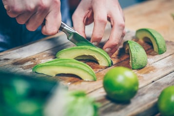 Raw Tacos Mit Avocado Und Tomaten Salsa Avocado Schneiden
