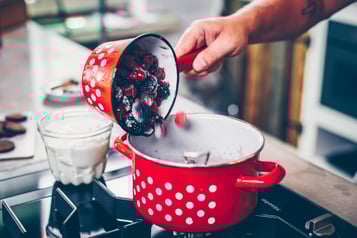 Skyr Mit Beerenkompott Und Pumpernickelstreuseln Beeren In Topf Geben