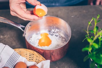Eier zur Maisstärke geben fürn Crema pasticcera