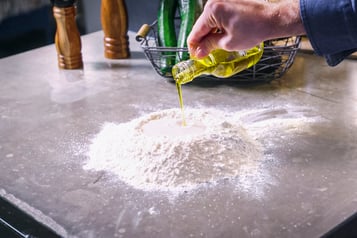 Öl, Mehl und Milch werden vermischt