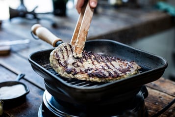 Steak ca. 6 Minuten von beiden Seiten scharf anbraten.