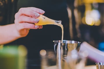 Zitronensaft eingießen