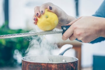 Zitrone reiben über Topf