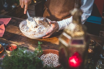 Halva Mit Gehackten Pistazien Und Rosa Pfeffer Mandeln Unter Eiweiß Rühren