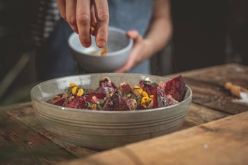 Rote Bete mit Curry-Erdnüssen garnieren